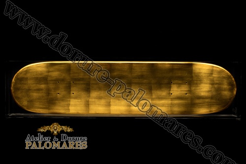Skateboards recouvert de feuilles d'or